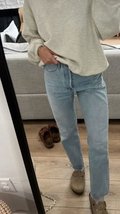 Light Washed Jeans Outfit Winter, Casual October Outfits, Elevated Basics Aesthetic, Sports Weekend Outfits, Modest Masculine Fashion, Outfit Ideas For Late 20s, Super Modest Outfits, Casual Minimal Outfits For Women, Black Tshirt Work Outfits