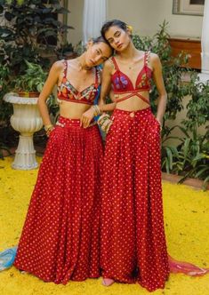 Bralette - handwoven silk, with hand embroidered florals in silk yarn with kashida and sozni, zardosi cutwork, sparkle and fun. Skirt - handwoven silk bandhini skirt with shells on the waistband. Dupatta - organza dupatta with beaten gold zardosi border and florals motifs in gold.. Red Bandhani Lehenga, Bandhani Skirt, Zardosi Border, Bandhani Lehenga, Garba Outfit, Garba Dress, Bandhani Dupatta, Silk Bralette, Simple Lehenga