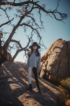 Hiking Pants Women, Desert Fashion, Outdoor Inspirations, Women Outfit, Hiking Pants, Outdoor Style