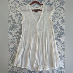 Nwot Anthropologie Tunic Blouse - Size M Color White Flowy Button-up Summer Blouse, Summer Flowy Button-up Blouse, Flowy Button-up Summer Tops, Flowy Button-up Top For Spring, Fitted Rayon Beach Blouse, Fitted Rayon Blouse For The Beach, Fitted Tunic Top For Spring, White Rayon Summer Blouse, Flowy Summer Blouse For Daywear