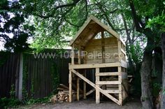 a tree house made out of wooden pallets