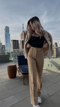 Beige Trousers Outfit Summer, Beige Trousers Outfit Classy, Beige Trouser Outfit Women, Beige Trousers Outfit Casual, Sewing Outfits, Trousers Women Outfit, Trendy Work Outfit, Look Zara