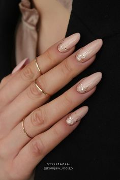 #indigonails #weddingnailsidea #slubnepaznokcie #slubneinspiracje #slubnemani #paznockiepannymlodej #manipannymlodej #wyjatkowemani #paznokcienaszczegolnaokazje #paznokcienaslub #paznokciedruhny #slubneprzygotowania #slub #wesele #weselnemani #weselnepaznokcie Unghie Sfumate, Manicured Nails, Bridesmaids Nails, Subtle Nails, Bride Nails, Nails Glitter, Nails Wedding, Short Nail, Neutral Nails