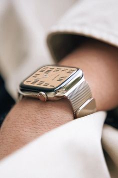 Apple Gold Watch, Cool Apple Watch Bands, Apple Watch Outfit Men, Silver Apple Watch Band Ideas, Apple Watch Styling, Classy Apple Watch, Apple Watch Luxury, Apple Watch Women