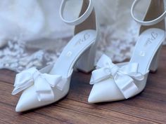 Wedding Shoes ideal for your wedding or any event. Full sizes only ** If you have half the size, go UP to the nearest full size ** If you are unsure of your size, please contact me so I can assist you. ★ More Wedding shoes: https://www.etsy.com/listing/751419113/bridal-block-heel-wedding-shoes-strappy?ref=shop_home_active_3&pro=1&frs=1 https://www.etsy.com/listing/746075967/wedding-shoes-wedding-shoes-for-bride?ref=shop_home_feat_1&pro=1&frs=1 https://www.etsy.com/listing/726297040/wedding-shoes Spring Wedding Shoes With Bow And Block Heel, Closed Toe Wedding Shoes With Bow For Bridesmaids, Bridesmaid Wedding Shoes With Bow And Closed Toe, Bow Heels For Spring Wedding, Spring Wedding Heels With Bow, Wedding Shoes With Bow And Block Heel, Elegant Low Heel Block Heels With Bow, Elegant Low Block Heels With Bow, Chic Wedding Block Heels With Wrapped Heel