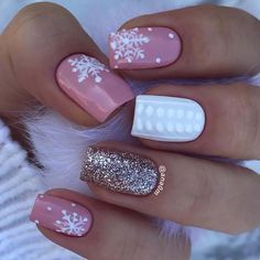 Pretty Snowflake Nail Design for Short Nails Nail Colors And Designs, Winter Nail Colors, Holiday Nails Christmas, Nail Colors Winter, Snowflake Nails, Winter Nail