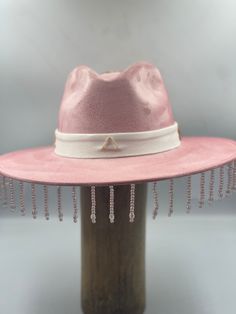 Wear your hat with pride  Take your hat on all your travels  This hat will protect you  Everyone should have a Libre hat For the explorers  Vibe with style  Hat made of Ecco Suede ( Fabrics )  Slow Fashion, hand made in Mexico with love.  Brim size 8.5 cm  Copa size 12 cm  Sizes : M, L  ( 57-60 cm ) Pink Fedora, Hat Fedora, Boho Hat, Festival Hat, Hat Custom, Pink Star, Pink Stars, Suede Fabric, Fedora Hat