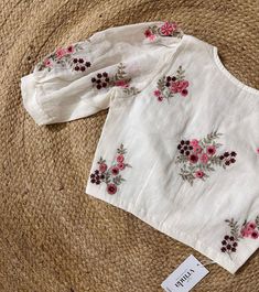 Shirt Style Blouse For Saree, Embroidery On White Blouse, White Shirt Embroidery Ideas, White Blouse Embroidery Designs, Off White Blouse Designs Work, Hand Embroidery Blouse Designs, White Embroidery Blouse, Blouse Hand Embroidery, Trending Blouse