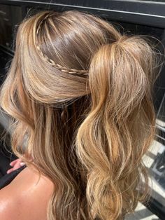 Long blonde hairstyle volume half up small little braids trendy and cute hair Hoco Hairstyles, Peinados Fáciles Para Cabello Corto, Hair Stylies, Hot Hair Styles, Penteado Cabelo Curto, Long Blonde, Hairdo For Long Hair, Hair Stylist Life, Easy Hairstyles For Long Hair