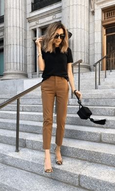 Elegantes Outfit Damen, Rok Outfit, Office Casual Outfit, Tan Pants, Outfit Trends, Brown Pants