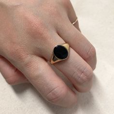 Black Onyx Ring Gold, Gold Onyx Ring, Onyx Meaning, Gold Claddagh Ring, Gold Pinky Ring, Signet Rings Women, Men Rings, Gold Rings Simple, Signet Ring Men