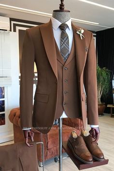 Shop for Charles Newest Brown 3 Piece Point Lapel Mens Business Suit in BradyMensuit at best prices.Find the best Gold Brown Peaked Lapel slim fit blazers with affordable price. Brown Suits For Men, Blazer Waistcoat, Stylish Mens Suits, Men's Business Suits, Suits Men Business, Classy Suits, Dress Suits For Men, Designer Suits For Men, Mens Attire