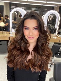 Indicado para seguir essas tonalidades quem já realizou sua coloração pessoal 🫶🏼 Balayage Hair Mocha, Hair Lights, Hair Curling Tips, Front Hair Styles, Long Brown Hair, Hair Inspo Color, Light Hair