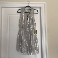 Formal Short Silver Dress Size Medium New With Tags Metallic Sleeveless Summer Dress, Metallic Mini Dress For Spring Date Night, Metallic Summer Cocktail Dress, Metallic Spring Dresses For Date Night, Metallic Mini Length Dresses For Spring, Metallic Mini Dresses For Spring, Spring Metallic Mini Dress, Glam Dress Short, Flowy Dress Short