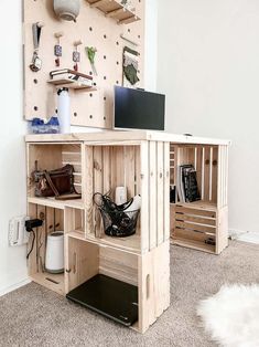 an easy diy desk made out of pallets and wood crates with text overlay that says cheap & easy to make