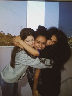 Three friends
Vintage girls
That girls
Good vibes
Três amigas
Squad
Trio de amigas
Best friend
Poses Photo Pose For 2 Friends, 3 Person Photo Poses, Trio Pics To Recreate, 3 People Photos, Trio Bestie Poses, Picture Poses For 3 Friends, Cute Trio Photos, Pose Ideas For Trio