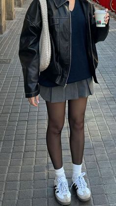 Gray Skirt Outfit, Rok Mini, Stunt Doubles, Japan Outfit, Cold Outfits, Product Recommendations, Looks Street Style, Where To Shop, Shopping Tips