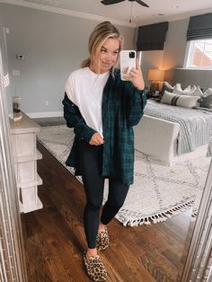 Casual Chill Outfit, Maddie Duff, Comfy Fall Outfits Lazy Days, Leggings Casual Outfit, Black Leggings Casual, Leggings Outfit Ideas, School 2021, Leggings Outfit Casual, Leggings Outfits