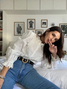 Blazer Inspiration, Inspiration Pics, Mom Jeans Outfit, Wardrobe Inspiration, White Outfit, Teacher Outfits, Mode Inspo, Blouse Outfit