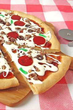 cookie pizza Christmas Cookie Pizza, Pizza Cookie Recipe, Pizza Cookie Cake, Cookie Pizza Recipe, Pizza Desserts, Pizza Cookie, Whipped Shortbread, Pizza Dessert, Pizza Pepperoni