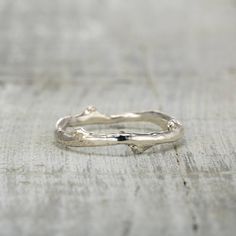 This simple and rustic twig ring is a perfect choice for any nature lover!  The twig band is available in solid 14K white gold, yellow gold, rose gold, palladium or platinum. Made to order, this ring is my original design and ships in 1 to 2 weeks. Sizes 4 to 15. Please don't hesitate to contact me with any questions, because I want you to love this ring! Handmade in the USA 🇺🇸I take a lot of pride in my work and I know how important this purchase is to you. Therefore before ordering or at any Branch Wedding Band, Tree Branch Wedding, Unity Ring, Fairytale Ring, Twig Wedding Band, Oxidized Silver Rings, Wedding Ring Styles, Twig Ring, Nature Ring