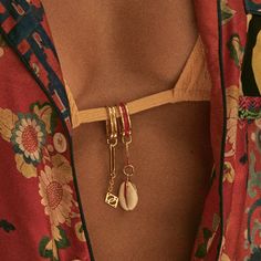 Suspended on an elegant chain, our signature Dorne Memento evokes a life of meaningful connections. Conch Shells, Quoi Porter, Mode Crochet, Summer Ocean, Earring Making, Conch, Playing Dress Up, Summer Aesthetic, Necklace Bracelet