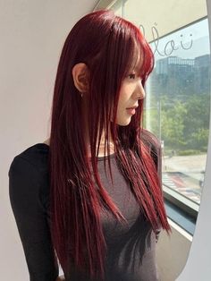 K Pop Red Hair, Red Hair Bangs Asian, Dark Red Hair Korean, Red Autumn Hair, Red Korean Hair, Hair Colors For 2024, Dark Red Asian Hair, Dark Wine Hair Color, Red Mahogany Hair Color