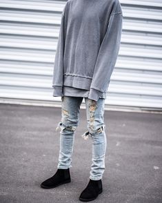 distressed-jeans-oversized-sweater-chelsea-boots Swag Ideas, Camouflage Jeans, Ripped Men, Americana Vintage, Botas Chelsea, Mens Fashion Edgy