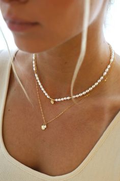 KAI PEARL NECKLACE Gold Necklace Stack Ideas, Waterproof Gold Jewelry, Cute Necklace Stacks, Summer Jewelry Silver, Gold Summer Jewelry, Summer Necklace Ideas, Beach Jewelry Aesthetic, Cali Fits, Beachy Necklaces