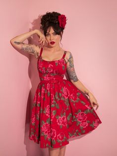 Ingenue Swing Dress in Vintage Red Rose Print - Vixen by Micheline Pitt Ingenue Dress, Pin Up Fashion, Micheline Pitt, Retro Fashion Outfits, Retro Style Dress, Lace Bolero, Retro Clothing, Vintage Style Dresses, 50s Fashion