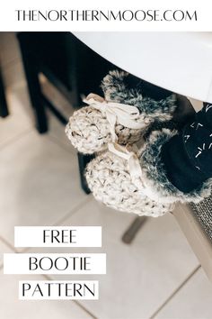 a pair of shoes sitting on top of a wooden table with text overlay that reads free bootie pattern