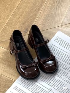 Heels Shoes For Women, Look 80s, Mode Hippie, Dr Shoes, Fashion Office, Funky Shoes, Girly Shoes, Shoe Inspo, Aesthetic Shoes