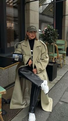 Fall 2023 Fashion Dresses, Trenchcoats Women, Trench Coat Outfit Fall, Trenchcoat Outfit, Mode Indie, Dinner Outfit Casual, Latina Outfits, Chique Outfit, Trench Coat Outfit