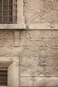 an old building with vines growing on it's side and the words pint written below