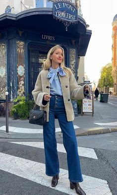 denim high waisted straigh jeans. Blue blouse bow. black chanel bag French Street Style Winter, Outfits With Dark Blue Jeans, Baggy Jeans For Women, Blue Jean Outfits, Fluffy Jacket, High Waisted Flare Jeans, Jean Straight, Paris Outfits, Street Style Winter