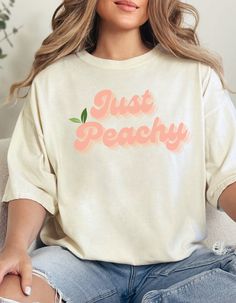 For when everything is just peachy! Color: Ivory .: Made using 100% US cotton that is ethically grown and harvested. Vsco Style, Retro Mode, Retro Summer, Just Peachy, Color Ivory, Cute Woman, Style Retro, Summer Shirts, Cute Gifts