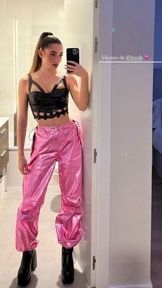 Rave Outfits Pants, Parachute Pants Outfit, Festival Makeup Glitter, Festival Rave Outfit, Classy Summer Outfits, Festival Outfits Rave, Look Festival, Fiesta Outfit, Outfits Rave