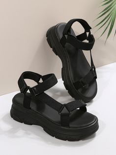 Sports Sandals Women, Simple Shoes For Women, Trendy Shoes For Women Sandals, Sandals Outfit Black Women, Black Sandals Outfit, Trending Shoes For Men, Sandals Aesthetic, Black Strap Sandals, Sporty Sandals