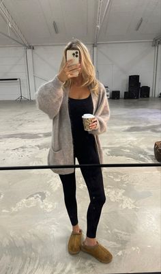 Comfy Winter Outfits Lazy Days, Black Leggings Outfit Ideas, Leggings Casual Outfit, Black Leggings Casual, Leggings Outfit Ideas, Class Outfits, Modele Fitness, Outfits Lazy, Look Legging