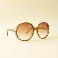 A green translucent pair of round oversized sunglasses with a light brown / pink lens. Painting Trends, 70s Glasses, Boho Sunglasses, 70s Sunglasses, Trends 2025, Sweets Gift, Green Frame, Sunglasses & Glasses, The Shade