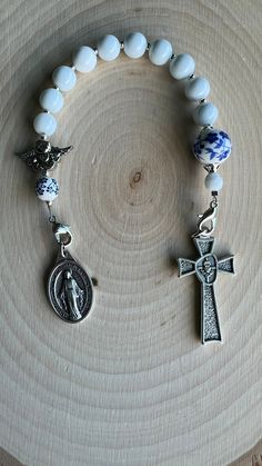 Handmade Miraculous Medal Chaplet with 8mm white glass beads, to differentiate the Our Father and the Creed, a 10mm white beads and blue flowers were used, to differentiate the Hail Mary, a white bead and blue flowers were used. 6mm, 2mm silver separators were also used, and a little angel, the Miraculous Medal medal was also used with its initials on the front and back, a cross with the corpus christi was also used. both are made in Italy. The measurement of the crown is 9.25" or 24 cm. Beautif Adjustable Spiritual Rosary With Miraculous Medal, Adjustable Rosary With Miraculous Medal And Crucifix, Healing Rosary With Miraculous Medal And Round Beads, Healing Rosary With Miraculous Medal, Divine Guidance, Catholic Rosary, Hail Mary, Rosary Catholic, Miraculous Medal