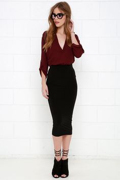 Cover the Basics Black Midi Skirt at Lulus.com! Áo Blu, Work Outfits Frauen, Skirt Diy, Pencil Skirt Casual, Look Office, Pencil Skirt Outfits, Rock Outfit, High Waisted Pencil Skirt, Denim Pencil Skirt