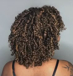 Short Curly Brown Hair With Blonde Highlights, Black Curly Hair With Brown Highlights, Curly Highlights, Curly Hair Inspo, Highlights Curly, Dyed Curly Hair, Balayage Blond, Natural Curly Hair Cuts, Highlights Curly Hair