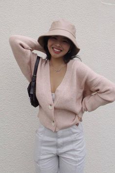 Cute Bucket Hat Outfits, Bucket Hats Women Outfit, Bucket Hat Outfit Ideas, Outfits With Bucket Hats, Hat Outfit Ideas, Bucket Hat Outfits, Hat Outfits Summer, Oversized Blazer Dress, Cute Bucket Hat