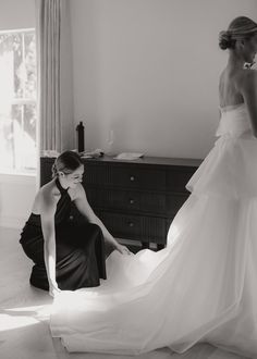 sister fluffing brides dress on wedding day Bride Pictures, Dallas Museum Of Art, Wedding Details Photography