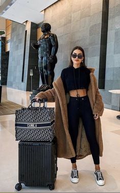 31+ Comfy Airport Outfits to Wear Year Round - Dana Berez Travel Airport Outfit, Fall Airport Outfit, Comfy Airport Outfit, Winter Mode Outfits, Fashion Travel Outfit, Airport Outfits, Pastel Outfit, Mode Inspo, Casual Winter Outfits