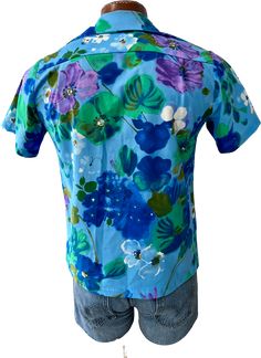 Alfred Shaheen's unisex multicolor, polyester top. Excellent condition, size S (4). Detailed measurements:Bust - 42 inchesWaist - 40 inchesSleeve Length 9.5 inchesShoulder - 17 inchesBody Length - 26 inches 70s Men, Polyester Top, Vintage 70s, Short Sleeve Shirt, Sleeve Shirt, Hawaii, Casual Button Down Shirt, Men Casual, Mens Tops