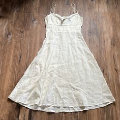 Size 2 Reformation Ivory Linen Tie Front Sleeveless Midi Dress. In Good Condition. Shoulder To Bottom Measures Approximately 42 Inches. Pit To Pit Measures Approximately 15.5 Inches. E Sw12 Cream Midi Sundress With Spaghetti Straps, Cream Sleeveless Sundress For Brunch, Cream Sundress With Spaghetti Straps, Sleeveless Cream Linen Dress, Cream Sleeveless Linen Dress, Cream Sleeveless Summer Dress, Cream Linen Sleeveless Dress, Off White Dresses With Spaghetti Straps, Sleeveless Cream Linen Midi Dress