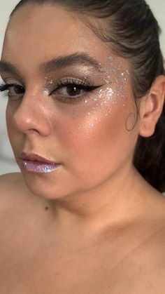 Disco Ball Costume Makeup, Alien Costume Makeup Glitter, Space Costume Makeup, Silver Makeup Looks Halloween, Holographic Fairy Costume, Silver Alien Costume Makeup, Disco Ball Eye Makeup, Glitter Space Makeup, Sequin Makeup Eye