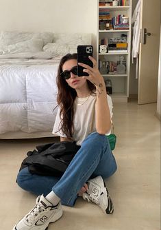 Korean Fashion Jeans, T Shirt Branca, College Outfits Summer, Outfits Edgy, Denim Outfits, Fashion Mirror, Looks Street Style, Fashion Capsule